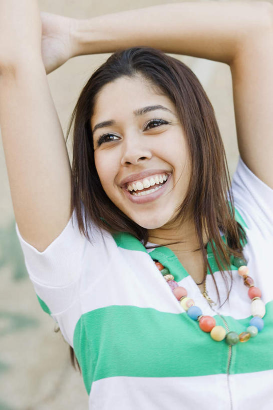 西方人,一个人,举,笑,微笑,露齿笑,竖图,室外,白天,正面,项链,欧洲,欧洲人,仅一个年轻女性,仅一个女性,仅一个人,一条,阴影,服装,朦胧,模糊,光线,影子,注视,休闲装,装饰品,衣服,阳光,饰品,首饰,观察,看,托,休闲,休闲服,服饰,观看,察看,关注,年轻女性,女人,女性,白种人,举起,举手,举着,向上举,向上伸,向上托,半身,彩图