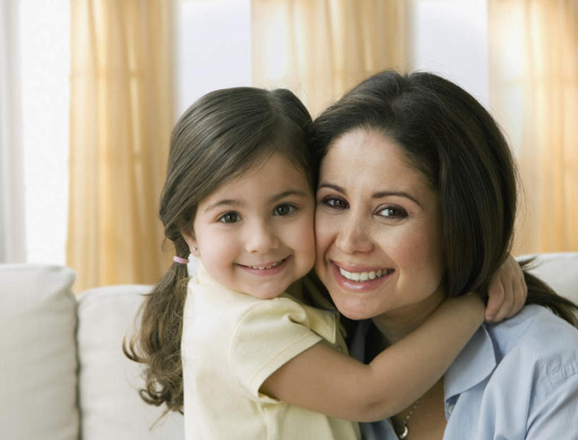 西方人,儿童,两个人,家庭,母亲,女儿,坐,抱,笑,微笑,露齿笑,横图,室内,白天,正面,纯洁,窗帘,靠垫,欧洲,欧洲人,阴影,服装,装饰,反射,影子,靠枕,注视,休闲装,小孩,衣服,帘子,垫子,枕头,观察,看,休闲,温暖,温馨,母女,一家人,休闲服,遮阳,可爱,母爱,童年,童趣,服饰,抱着,观看,华丽,修饰,点缀,和睦,察看,搂着,关注,童真,烂漫,无邪,衬托,美观,雅致,雅观,天真,年轻女性,女孩,女人,女性,白种人,孩子,年轻人,搂,搂抱,坐着,半身,彩图,融洽,女生