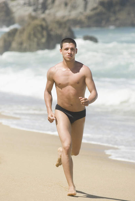 西方人,一个人,跑,竖图,室外,白天,正面,锻炼,运动,海浪,海洋,礁石,石头,美景,沙滩,欧洲,欧洲人,仅一个男性,仅一个人,阴影,内裤,朦胧,模糊,光线,沙子,石子,影子,海岸,景观,浪花,沙地,注视,光脚,裸露,仅一个年轻男性,阳光,自然,海水,观察,看,赤脚,景色,观看,察看,关注,自然风光,裸,海景,体育,男人,男性,年轻男性,白种人,大海,风浪,海,海水的波动,海滩,礁,近岸浪,石块,岩石,涌浪,跑步,彩图,全身,健身