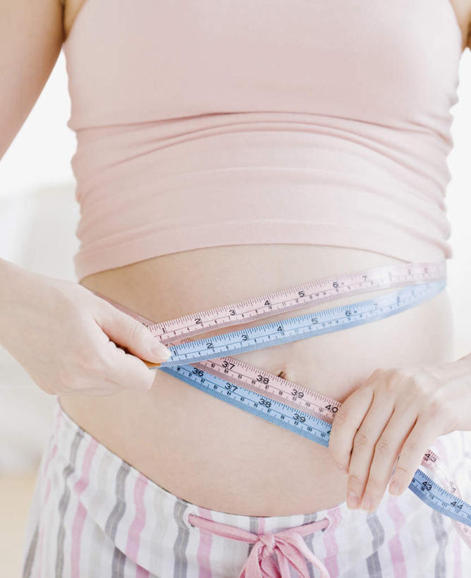 东方人,孕妇,手,一个人,站,竖图,室内,白天,正面,亚洲,双手,仅一个年轻女性,仅一个女性,仅一个人,握,阴影,服装,反射,测量,背心,皮尺,影子,刻度,黄种人,衣服,粉色,尺,站着,保养,怀孕,手部,握着,保健,服饰,测量工具,尺子,减肥,腰围尺,待产,衣着,穿着,瘦身,量具,量仪,塑料卷尺,妊娠,准妈妈,衣饰,露脐装,年轻女性,女人,女性,亚洲人,产妇,站立,半身,彩图