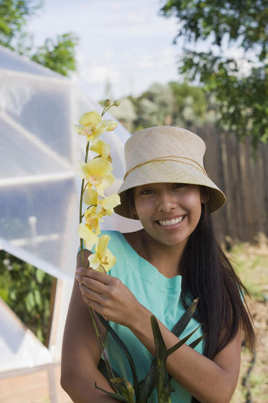 西方人,一个人,站,笑,微笑,露齿笑,竖图,室外,白天,正面,帽子,欧洲,欧洲人,仅一个年轻女性,仅一个女性,仅一个人,握,阴影,服装,盛开,光线,伞,影子,雨伞,遮阳伞,花蕾,注视,休闲装,阳伞,花,花瓣,花朵,鲜花,衣服,蓝色,蓝天,天空,阳光,遮阳帽,天,花苞,花蕊,观察,看,站着,休闲,休闲服,握着,服饰,晴朗,观看,察看,太阳伞,关注,万里无云,一顶,年轻女性,女人,女性,白种人,晴空,晴空万里,站立,半身,彩图