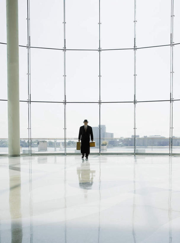 西方人,一个人,商务人士,商务男性,机场,站,竖图,室内,白天,衬衫,窗户,落地窗,飞机场,欧洲,欧洲人,仅一个男性,仅一个人,仅一个中年男性,阴影,套装,反射,包,公文包,影子,拎,玻璃窗,背面,站着,公事包,商务装,工薪阶层,男人,男性,中年男性,白种人,白领,上班族,航空站,空港,站立,彩图,全身,衬衣,拎着