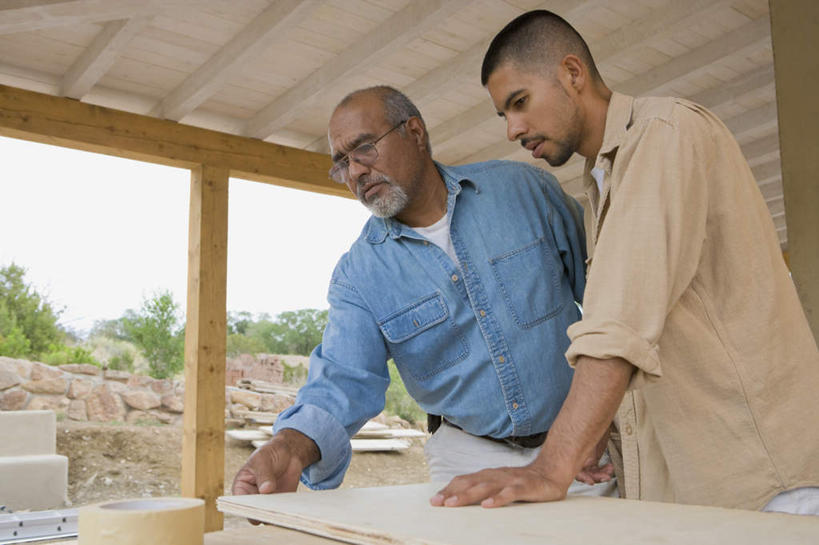 西方人,两个人,家庭,父亲,儿子,站,横图,室外,白天,仰视,欧洲,欧洲人,撑,服装,图纸,眼镜,设计图,注视,休闲装,衣服,建筑工地,低头,观察,看,站着,休闲,温暖,温馨,父子,一家人,休闲服,父爱,服饰,观看,老花镜,和睦,察看,撑着,关注,工程图,草图,蓝图,地盘,建筑地盘,施工地盘,远视眼镜,老年男性,男人,男性,年轻男性,白种人,设计,站立,半身,彩图,低角度拍摄,工地,融洽