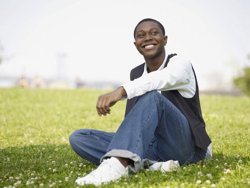 西方人,一个人,坐,笑,微笑,露齿笑,横图,室外,白天,正面,草地,草坪,植物,欧洲,非洲,黑人,欧洲人,仅一个男性,仅一个人,阴影,服装,朦胧,模糊,光线,影子,注视,休闲装,草,仅一个年轻男性,衣服,蓝色,绿色,蓝天,天空,阳光,天,观察,看,休闲,休闲服,搭,服饰,晴朗,观看,察看,搭着,关注,万里无云,男人,男性,年轻男性,非洲人,晴空,晴空万里,坐着,彩图,全身