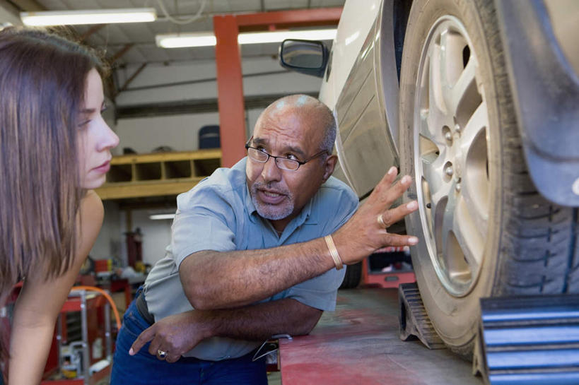 西方人,两个人,机修工,工厂,站,说,横图,室内,白天,正面,衬衫,讨论,车间,欧洲,欧洲人,弯腰,阴影,光线,眼镜,影子,灯光,注视,顾客,工人,黑色,轮胎,观察,看,站着,橡胶,观看,老花镜,察看,关注,橡胶制品,车胎,弯身,主顾,远视眼镜,交流,老年男性,男人,男性,女人,女性,中年女性,白种人,机械师,机修工人,沟通,讲话,交谈,商讨,说话,谈话,站立,半身,彩图,衬衣,制造厂,外胎
