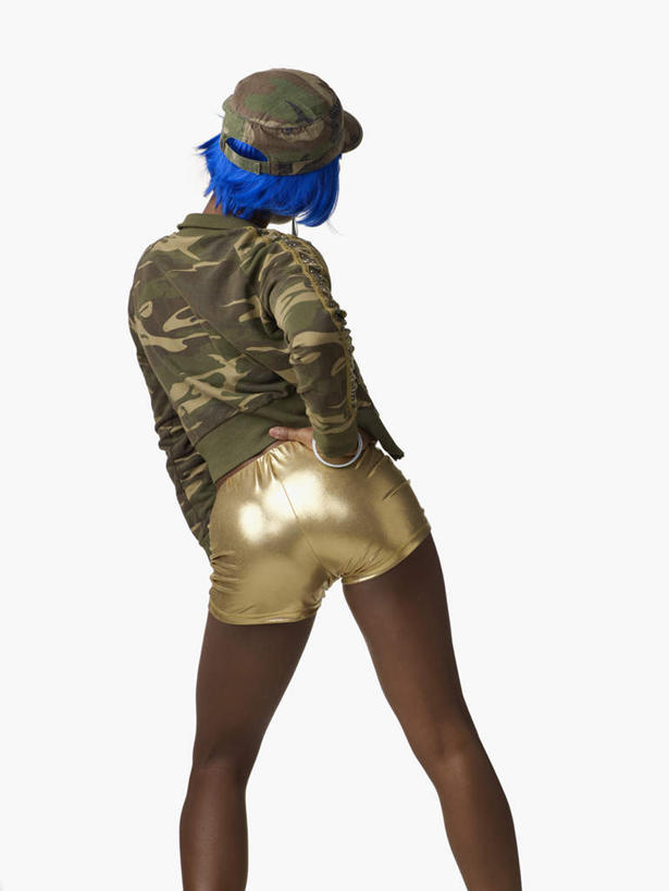 西方人,一个人,站,竖图,室内,白天,白色背景,帽子,欧洲,非洲,黑人,欧洲人,仅一个女性,仅一个人,阴影,服装,反射,影子,休闲装,运动帽,手叉腰,背面,衣服,叉腰,站着,仅一个中年女性,休闲,休闲服,鸭舌帽,摄影,服饰,影棚,一顶,女人,女性,中年女性,非洲人,站立,半身,彩图,影棚拍摄,拍摄