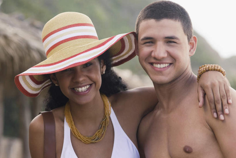 西方人,两个人,站,笑,微笑,露齿笑,横图,室外,白天,正面,泳装,比基尼,爱情,旅游,度假,美景,项链,欧洲,非洲,黑人,欧洲人,阴影,朦胧,模糊,光线,影子,草屋,景观,浪漫,注视,娱乐,裸露,装饰品,阳光,自然,饰品,手链,首饰,观察,看,站着,享受,休闲,温暖,温馨,景色,恩爱,放松,搭,恋人,手镯,观看,和睦,察看,搭着,关注,自然风光,裸,镯子,男人,男性,年轻男性,年轻女性,女人,女性,白种人,非洲人,情侣,站立,半身,彩图,三点式,泳衣,茅舍,茅屋,伴侣,融洽