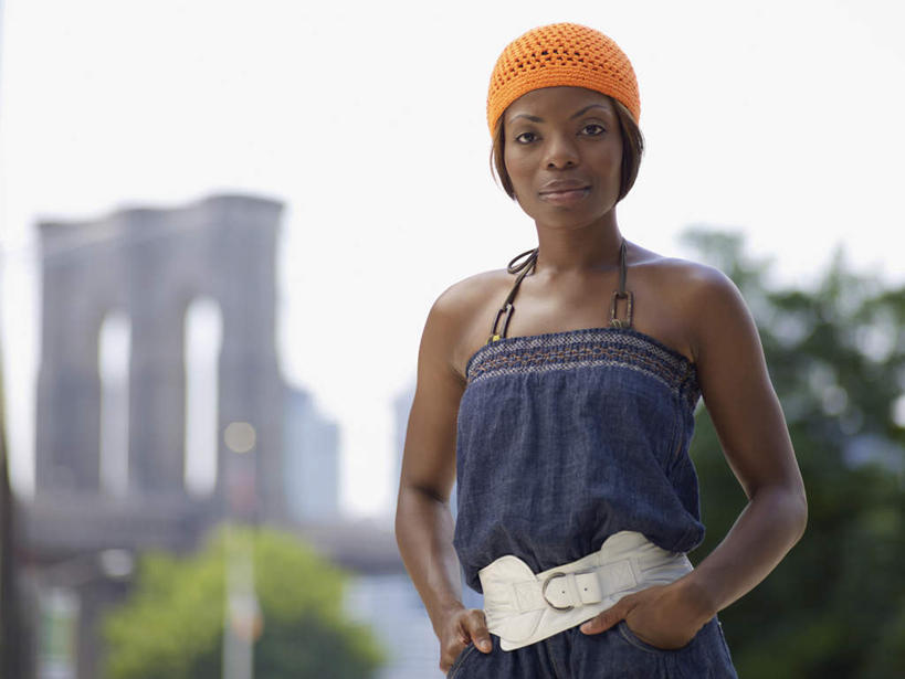 西方人,一个人,站,笑,微笑,横图,室外,白天,正面,旅游,度假,植物,标志建筑,城市,大桥,地标,建筑,桥梁,帽子,吊带,欧洲,纽约,非洲,美国,黑人,欧洲人,仅一个女性,仅一个人,握,阴影,服装,朦胧,模糊,光线,影子,布鲁克林大桥,桥,曼哈顿,注视,吊带衫,娱乐,建设,树,树木,衣服,蓝色,绿色,蓝天,天空,阳光,自然,天,观察,看,站着,仅一个中年女性,享受,休闲,钢索,旅游胜地,放松,握着,服饰,吊桥,生长,晴朗,成长,观看,察看,北美,北美洲,衣着,穿着,关注,美洲,纽约州,万里无云,布鲁克林桥,帝国之州,帝国州,北亚美利加洲,亚美利加洲,石桥墩,衣饰,女人,女性,中年女性,非洲人,晴空,晴空万里,站立,半身,彩图,曼哈顿岛