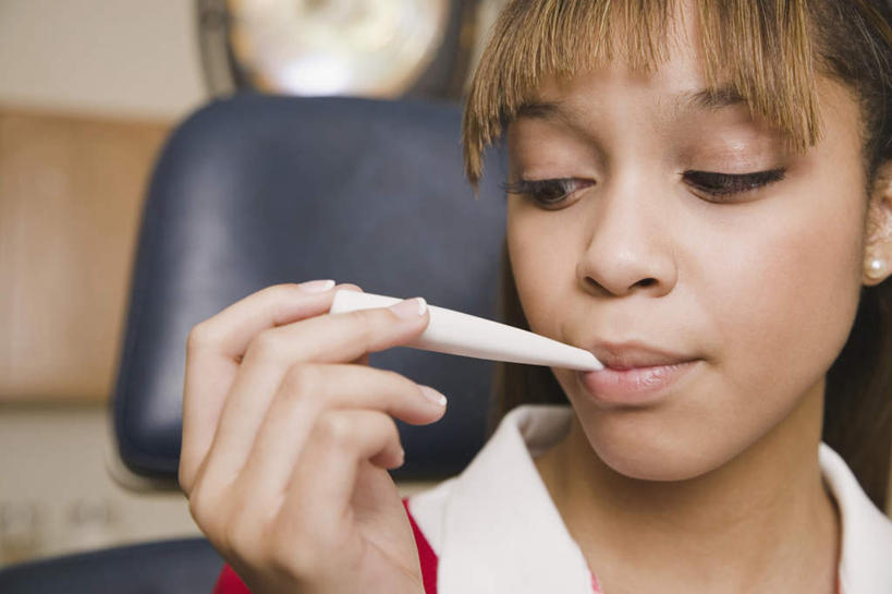 西方人,脸,头,脸颊,手,一个人,医院,横图,室内,特写,白天,正面,安全,生活用品,欧洲,欧洲人,仅一个年轻女性,仅一个女性,仅一个人,握,阴影,服装,朦胧,模糊,反射,医学,测量,器材,温度计,影子,注视,休闲装,显示屏,肩膀,衣服,体温计,观察,看,休闲,手部,休闲服,握着,服饰,观看,单手,快速,温度,察看,叼,感冒,医疗,卫生,准确,体温,关注,精度,叼着,精准,发烧,电子温度计,电子体温计,流感,物理,医疗机构,感温头,温度传感器,读数,快捷,医用温度计,量温棒,热电偶,年轻女性,女人,女性,白种人,头部,脸部,脸蛋,面部,半身,彩图,病院,诊所