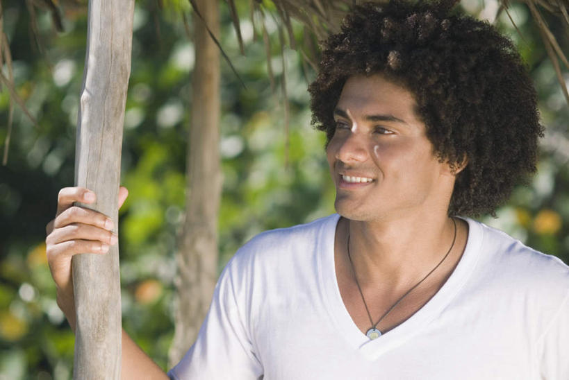 西方人,一个人,站,笑,微笑,露齿笑,横图,室外,白天,正面,植物,项链,欧洲,非洲,黑人,欧洲人,仅一个男性,仅一个人,一条,握,阴影,服装,朦胧,模糊,光线,影子,注视,休闲装,装饰品,树,树木,仅一个年轻男性,衣服,绿色,白色,阳光,自然,饰品,首饰,观察,看,站着,休闲,休闲服,握着,服饰,生长,成长,观看,察看,关注,男人,男性,年轻男性,非洲人,站立,半身,彩图