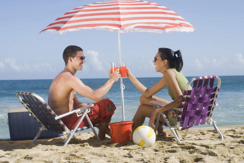 果汁,西方人,两个人,坐,笑,微笑,露齿笑,横图,室外,白天,侧面,爱情,旅游,度假,海浪,海洋,美景,沙滩,杯子,欧洲,欧洲人,阴影,服装,庆祝,光线,墨镜,沙子,桶,眼镜,影子,塑料,海岸,景观,浪花,云,云朵,沙地,饮品,浪漫,云彩,注视,休闲装,娱乐,相视,玻璃制品,饮料,衣服,蓝色,白云,蓝天,天空,阳光,自然,海水,容器,水杯,塑料制品,太阳镜,太阳眼镜,天,干杯,观察,看,碰杯,享受,休闲,温暖,温馨,面对面,休闲服,遮阳镜,景色,恩爱,放松,交际,友好,恋人,服饰,晴朗,观看,储藏,对视,塑料桶,庆贺,和睦,察看,互视,储存,关注,可口,自然风光,礼仪,相对,敬酒,海景,相看,劝酒,适口,男人,男性,年轻男性,年轻女性,女人,女性,白种人,情侣,玻璃杯,大海,风浪,海,海水的波动,海滩,近岸浪,涌浪,晴空,坐着,彩图,全身,伴侣,融洽,贮存