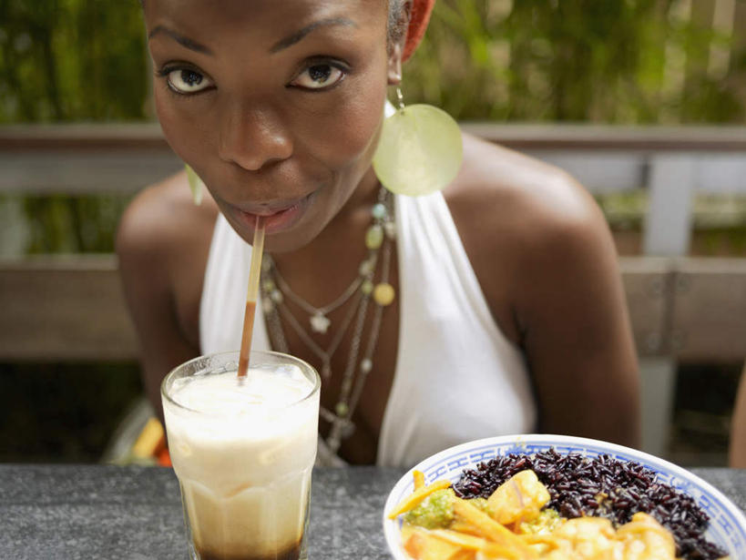 咖啡,西方人,一个人,坐,横图,室外,白天,正面,幸福,植物,餐桌,桌子,杯子,水果,欧洲,非洲,黑人,欧洲人,仅一个女性,仅一个人,一堆,许多,喝,阴影,堆叠,堆积,服装,朦胧,模糊,新鲜,光线,影子,塑料,冰,生食,冰块,食品,果实,冰咖啡,注视,休闲装,娱乐,冷冻,玻璃制品,树,树木,食物,饮料,衣服,绿色,阳光,自然,水杯,塑料制品,吸管,观察,看,仅一个中年女性,享受,休闲,温馨,休闲服,放松,寒冷,乐趣,服饰,有机食品,绿色食品,生长,冷藏,成长,餐台,观看,堆,察看,冰冷,空心,提神,舒适,关注,醒脑,软饮料,饮管,保鲜,女人,女性,中年女性,非洲人,玻璃杯,坐着,半身,彩图,圆柱状