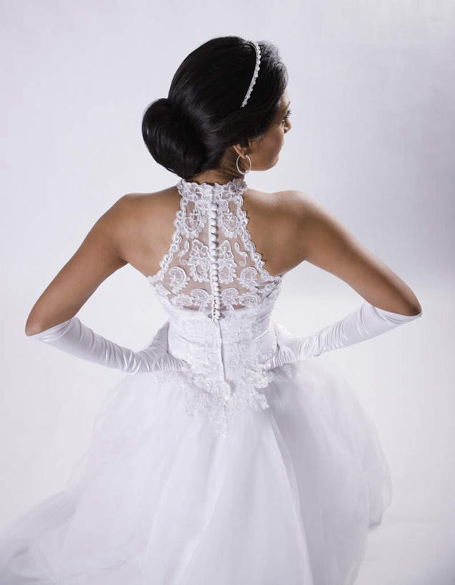 西方人,一个人,新娘,站,竖图,俯视,室内,白天,白色背景,婚纱,婚礼,快乐,欧洲,欧洲人,仅一个年轻女性,仅一个女性,仅一个人,阴影,庆祝,装饰,反射,头饰,影子,结婚,扭头,手叉腰,白色,发箍,发饰,饰品,手套,叉腰,站着,转头,温暖,喜庆,摄影,影棚,头箍,纪念,保暖,华丽,修饰,点缀,双手叉腰,御寒,发卡,配饰,衬托,美观,雅致,雅观,年轻女性,女人,女性,白种人,站立,半身,彩图,高角度拍摄,影棚拍摄,婚礼服,礼服,高兴,拍摄