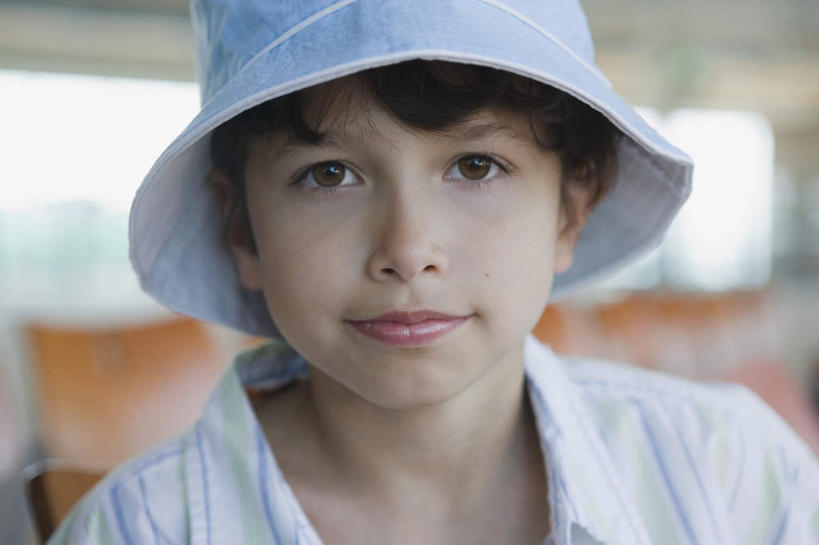 西方人,儿童,脸,头,脸颊,一个人,笑,微笑,横图,室内,特写,白天,正面,纯洁,帽子,欧洲,欧洲人,仅一个男性,仅一个人,阴影,服装,朦胧,模糊,反射,影子,注视,休闲装,肩膀,小孩,衣服,遮阳帽,观察,看,仅一个小孩,休闲,休闲服,可爱,童年,童趣,服饰,观看,察看,关注,童真,烂漫,无邪,一顶,天真,男孩,男人,男性,白种人,孩子,头部,脸部,脸蛋,面部,半身,彩图,男生