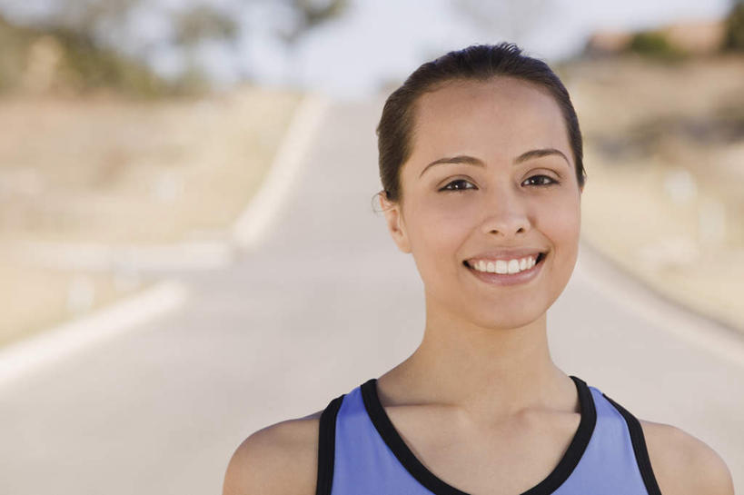 西方人,脸,头,脸颊,一个人,站,笑,微笑,露齿笑,横图,室外,特写,白天,正面,植物,道路,路,公路,欧洲,欧洲人,仅一个年轻女性,仅一个女性,仅一个人,阴影,服装,朦胧,模糊,光线,背心,影子,交通,注视,肩膀,树,树木,衣服,绿色,阳光,自然,观察,看,站着,服饰,生长,成长,观看,察看,衣着,穿着,关注,衣饰,年轻女性,女人,女性,白种人,头部,脸部,脸蛋,面部,马路,站立,半身,彩图