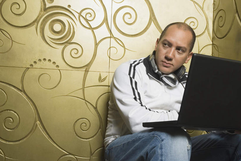 西方人,一个人,横图,室内,白天,正面,快乐,满意,幸福,电脑,笔记本电脑,壁纸,欧洲,欧洲人,仅一个男性,仅一个人,仅一个中年男性,敲打,阴影,服装,反射,网络,影子,墙,音响,音乐,扭头,注视,休闲装,娱乐,输入,通讯设备,墙壁,墙面,衣服,耳机,打字,观察,看,转头,享受,休闲,休闲服,放松,服饰,观看,点击,一台,敲击,察看,无线,舒适,享乐,关注,通信设备,无线网络,无线上网,便携式电脑,按键,手提电脑,男人,男性,中年男性,白种人,墙纸,半身,彩图