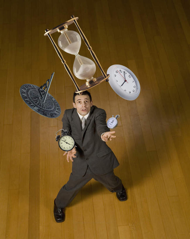 西方人,一个人,商务人士,商务男性,站,竖图,俯视,室内,白天,衬衫,地板,计时器,沙漏,欧洲,欧洲人,仅一个男性,仅一个人,仅一个中年男性,阴影,套装,时间,反射,沙子,时钟,影子,领带,地面,计时,注视,木地板,钟表,观察,看,站着,表,观看,定时器,察看,准确,象征,庄重,关注,精准,商务装,身份,工薪阶层,日晷,正式,地位,日规,男人,男性,中年男性,白种人,白领,上班族,钟,抛,扔,抬头,仰头,站立,彩图,高角度拍摄,全身,衬衣