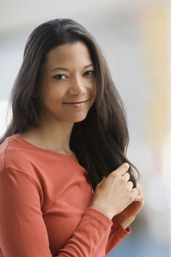 西方人,一个人,站,笑,微笑,竖图,室内,白天,侧面,欧洲,欧洲人,仅一个年轻女性,仅一个女性,仅一个人,握,阴影,服装,朦胧,模糊,反射,影子,扭头,注视,休闲装,衣服,红色,观察,看,站着,转头,休闲,休闲服,握着,服饰,观看,察看,关注,年轻女性,女人,女性,白种人,站立,半身,彩图