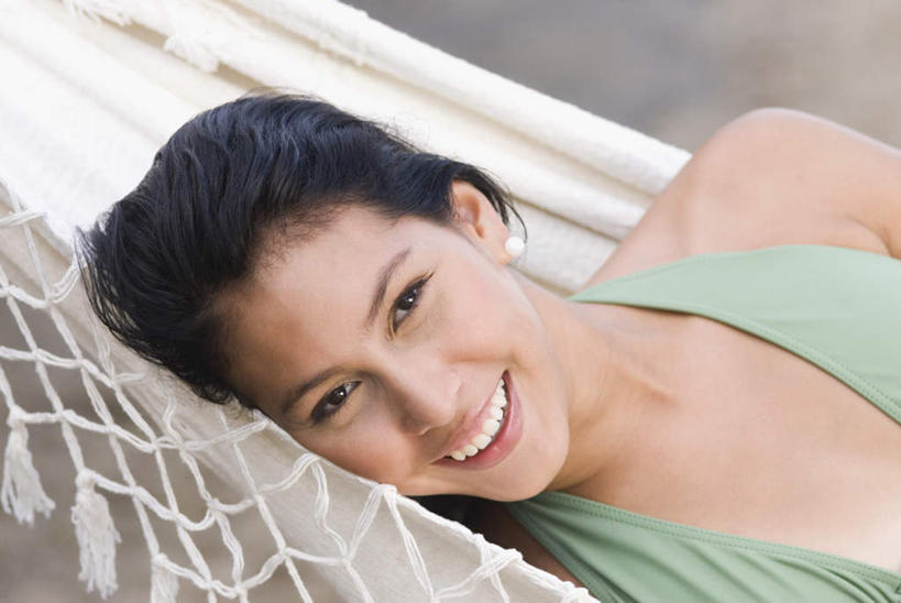 西方人,脸,头,脸颊,一个人,躺,笑,微笑,露齿笑,横图,室外,特写,白天,正面,床,吊床,欧洲,欧洲人,仅一个年轻女性,仅一个女性,仅一个人,吊挂,悬挂,阴影,服装,朦胧,模糊,光线,影子,挂,注视,休闲装,肩膀,衣服,阳光,观察,看,享受,休闲,休闲服,服饰,观看,察看,安逸,关注,安适,清闲,卧着,年轻女性,女人,女性,白种人,头部,脸部,脸蛋,面部,躺着,卧,半身,彩图