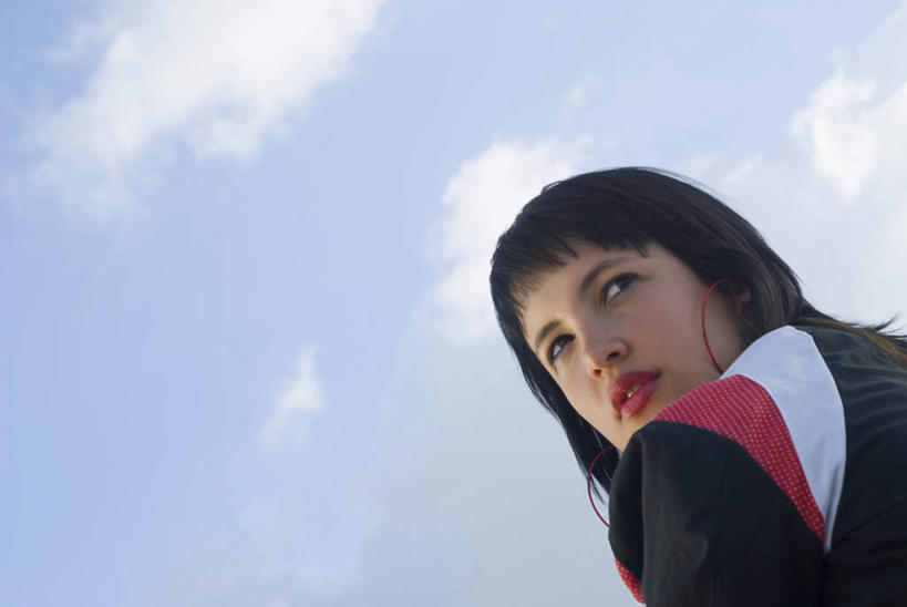 西方人,一个人,站,横图,室外,白天,仰视,欧洲,欧洲人,仅一个年轻女性,仅一个女性,仅一个人,阴影,服装,光线,影子,云,云朵,云彩,扭头,注视,休闲装,衣服,蓝色,白云,蓝天,天空,阳光,天,观察,看,站着,转头,休闲,休闲服,服饰,晴朗,观看,察看,关注,年轻女性,女人,女性,白种人,晴空,站立,半身,彩图,低角度拍摄