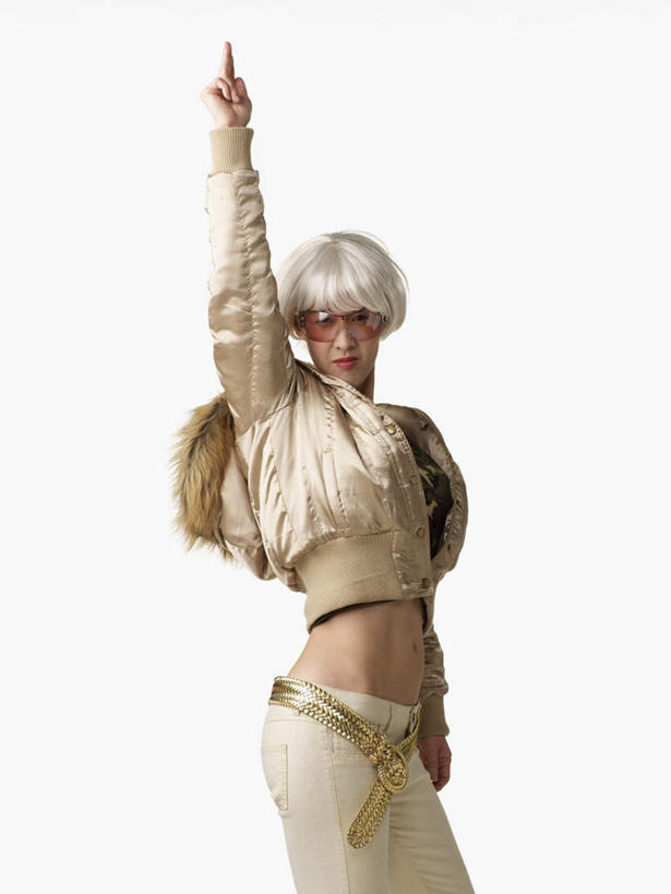 东方人,一个人,举,竖图,室内,白天,白色背景,侧面,跳舞,亚洲,仅一个女性,仅一个人,一副,阴影,服装,反射,墨镜,眼镜,影子,注视,休闲装,黄种人,衣服,太阳镜,太阳眼镜,观察,看,托,仅一个中年女性,休闲,休闲服,遮阳镜,摄影,服饰,影棚,观看,察看,关注,舞姿,女人,女性,中年女性,亚洲人,举起,举手,举着,向上举,向上伸,向上托,半身,彩图,影棚拍摄,拍摄,舞蹈