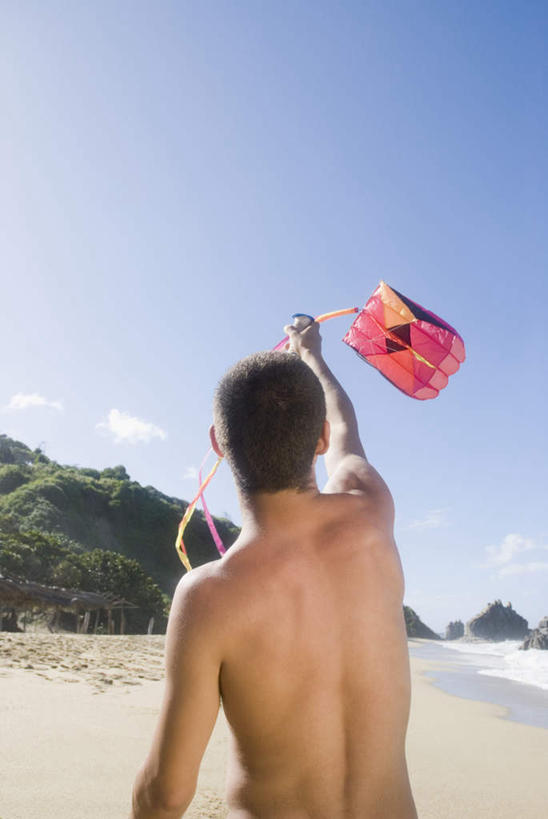 西方人,一个人,站,举,竖图,室外,白天,旅游,度假,海浪,海洋,美景,沙滩,山,欧洲,欧洲人,仅一个男性,仅一个人,阴影,光线,沙子,影子,海岸,景观,浪花,山峰,沙地,山峦,娱乐,裸露,仅一个年轻男性,一个,背面,蓝色,蓝天,天空,阳光,自然,海水,风筝,天,托,站着,享受,休闲,景色,放松,放风筝,晴朗,单个,纸鸢,自然风光,裸,海景,放鹞子,鹞,鹞子,鸢,木鸢,万里无云,男人,男性,年轻男性,白种人,大海,风浪,海,海水的波动,海滩,近岸浪,涌浪,晴空,晴空万里,举起,举手,举着,向上举,向上伸,向上托,站立,半身,彩图