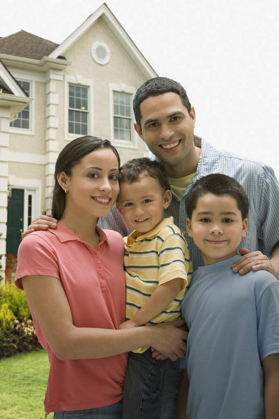 西方人,儿童,中年人,四个人,家庭,夫妻,母亲,父亲,儿子,家,站,抱,笑,微笑,露齿笑,竖图,室外,白天,正面,爱情,纯洁,草地,草坪,植物,别墅,欧洲,欧洲人,阴影,服装,光线,影子,房屋,屋子,公寓,浪漫,注视,休闲装,洋房,楼房,住宅,草,树,树木,小孩,衣服,蓝色,绿色,蓝天,天空,阳光,自然,天,观察,看,站着,休闲,温暖,温馨,父子,母子,一家人,休闲服,恩爱,父爱,可爱,母爱,童年,童趣,恋人,服饰,生长,晴朗,成长,抱着,观看,和睦,察看,搂着,关注,童真,烂漫,无邪,万里无云,天真,男孩,男人,男性,女人,女性,中年男性,中年女性,白种人,孩子,夫妇,情侣,晴空,晴空万里,搂,搂抱,站立,半身,彩图,房子,伴侣,融洽,男生