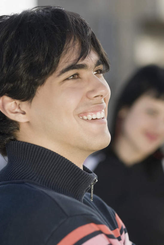 西方人,脸,头,脸颊,两个人,站,笑,微笑,露齿笑,竖图,室外,特写,白天,侧面,毛衣,欧洲,欧洲人,阴影,服装,朦胧,模糊,光线,影子,注视,休闲装,肩膀,衣服,阳光,观察,看,站着,休闲,休闲服,服饰,观看,察看,关注,线衫,男人,男性,年轻男性,年轻女性,女人,女性,白种人,头部,脸部,脸蛋,面部,站立,半身,彩图,绒衣,套衫,套头毛衣,线衣