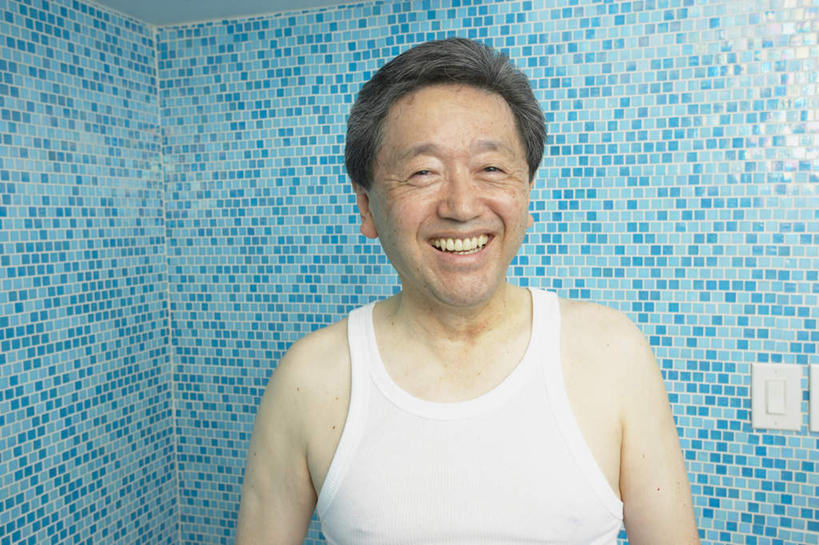 东方人,一个人,站,笑,微笑,露齿笑,横图,室内,白天,正面,卫生间,浴室,亚洲,仅一个男性,仅一个人,仅一个中年男性,阴影,服装,反射,背心,瓷砖,影子,墙,注视,黄种人,墙壁,墙面,衣服,白色,观察,看,站着,服饰,观看,察看,衣着,穿着,关注,衣饰,男人,男性,中年男性,亚洲人,淋浴房,站立,半身,彩图,冲凉房,沐浴间,沐浴室