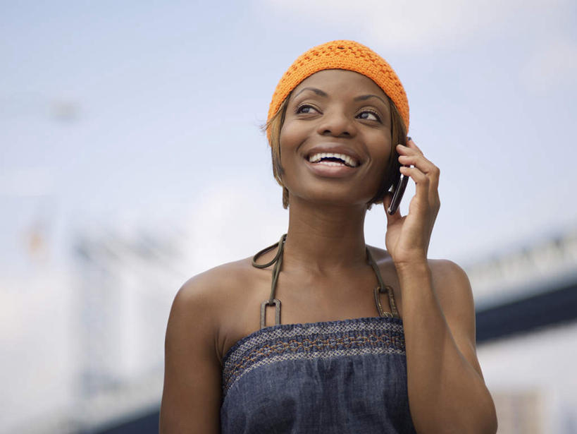 西方人,一个人,家,站,笑,说,打电话,微笑,露齿笑,横图,室外,白天,正面,旅游,度假,讨论,标志建筑,城市,大桥,地标,建筑,桥梁,电话,帽子,手机,吊带,欧洲,纽约,非洲,美国,黑人,欧洲人,仅一个女性,仅一个人,握,阴影,服装,朦胧,模糊,光线,影子,房屋,屋子,布鲁克林大桥,公寓,桥,曼哈顿,注视,吊带衫,娱乐,通讯设备,建设,洋房,楼房,住宅,衣服,蓝色,蓝天,天空,阳光,天,观察,看,站着,仅一个中年女性,享受,休闲,钢索,旅游胜地,放松,握着,服饰,吊桥,晴朗,观看,察看,北美,北美洲,衣着,穿着,关注,美洲,纽约州,万里无云,布鲁克林桥,帝国之州,帝国州,一部,北亚美利加洲,亚美利加洲,石桥墩,衣饰,交流,女人,女性,中年女性,非洲人,晴空,晴空万里,沟通,讲话,交谈,商讨,说话,谈话,通话,站立,半身,彩图,房子,曼哈顿岛