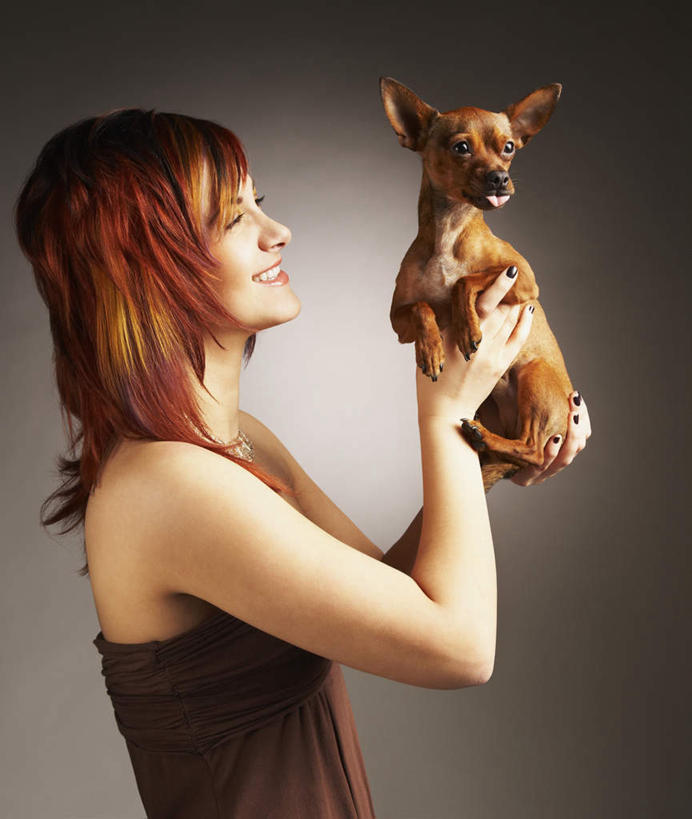 西方人,一个人,站,举,笑,微笑,露齿笑,竖图,室内,白天,侧面,宠物,狗,欧洲,欧洲人,仅一个年轻女性,仅一个女性,仅一个人,阴影,灰色背景,服装,反射,影子,注视,休闲装,一只,衣服,动物,观察,看,托,站着,休闲,休闲服,可爱,摄影,服饰,影棚,观看,察看,关注,忠诚,年轻女性,女人,女性,白种人,犬,举起,举手,举着,向上举,向上伸,向上托,站立,半身,彩图,影棚拍摄,拍摄