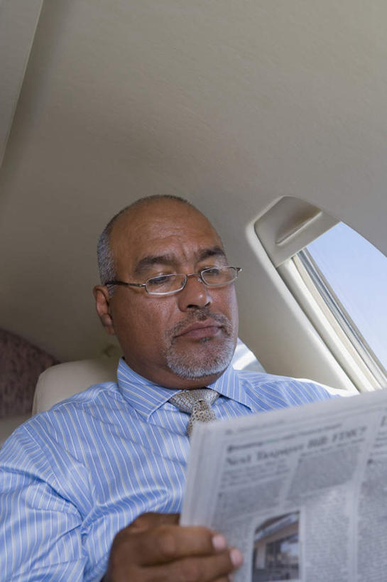 西方人,一个人,商务人士,商务男性,坐,竖图,室内,白天,仰视,衬衫,阅读,窗户,飞机,报纸,欧洲,欧洲人,仅一个男性,仅一个人,一副,握,学习,阴影,套装,反射,眼镜,影子,交通,注视,航空,交通工具,低头,观察,看,仅一个老年男性,浏览,握着,运输,一架,观看,老花镜,一份,察看,客机,关注,载具,商务装,工薪阶层,远视眼镜,老年男性,男人,男性,白种人,白领,上班族,坐着,半身,彩图,低角度拍摄,衬衣