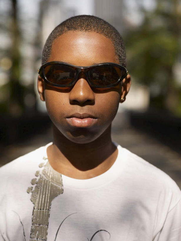 西方人,儿童,脸,头,脸颊,一个人,站,竖图,室外,特写,白天,正面,纯洁,植物,欧洲,非洲,黑人,欧洲人,仅一个男性,仅一个人,一副,阴影,服装,朦胧,模糊,光线,墨镜,眼镜,影子,注视,休闲装,肩膀,树,树木,小孩,衣服,绿色,阳光,自然,太阳镜,太阳眼镜,观察,看,站着,仅一个小孩,休闲,休闲服,遮阳镜,可爱,童年,童趣,服饰,生长,成长,观看,察看,关注,童真,烂漫,无邪,天真,男孩,男人,男性,非洲人,孩子,头部,脸部,脸蛋,面部,站立,半身,彩图,男生