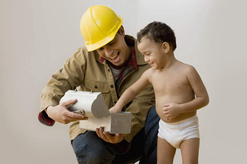 西方人,儿童,中年人,两个人,家庭,父亲,儿子,机修工,蹲,笑,微笑,露齿笑,横图,室内,白天,白色背景,正面,纯洁,帽子,欧洲,欧洲人,阴影,服装,反射,木制,木盒,头盔,影子,注视,休闲装,裸露,尿布,纸尿裤,尿不湿,工人,小孩,衣服,蓝色,安全帽,木制品,容器,打开,低头,观察,看,休闲,温暖,温馨,父子,一家人,休闲服,父爱,可爱,童年,童趣,摄影,服饰,影棚,观看,储藏,和睦,察看,开启,纸尿布,储存,关注,裸,童真,烂漫,无邪,纸尿片,一顶,天真,男孩,男人,男性,中年男性,白种人,孩子,机械师,机修工人,蹲着,半身,彩图,影棚拍摄,拍摄,融洽,贮存,男生