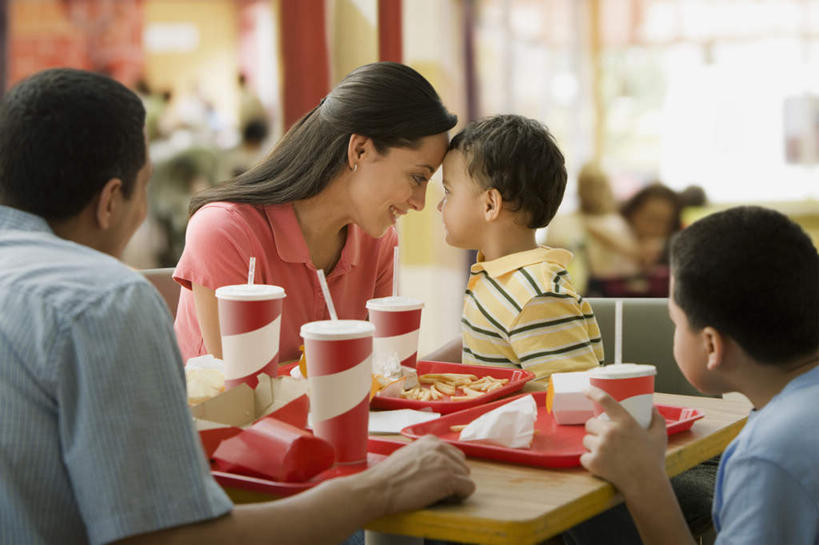 西方人,儿童,中年人,背部,四个人,家庭,夫妻,母亲,父亲,儿子,餐厅,坐,吃,横图,室内,白天,正面,爱情,烹饪,西餐,纯洁,杯子,餐具,欧洲,欧洲人,握,阴影,服装,朦胧,模糊,反射,碟子,盘,影子,塑料,汉堡,料理,食品,浪漫,注视,休闲装,菜肴,美食,相视,食物,小孩,衣服,盘子,塑料制品,吸管,纸制品,碟,快餐,观察,看,休闲,温暖,温馨,父子,母子,一家人,面对面,休闲服,恩爱,父爱,可爱,母爱,童年,童趣,西式,握着,恋人,服饰,佳肴,观看,纸杯,对视,和睦,察看,空心,互视,关注,一次性杯子,相对,童真,西式快餐,垃圾食品,烂漫,无邪,相看,饮管,天真,男孩,男人,男性,女人,女性,中年男性,中年女性,白种人,孩子,夫妇,情侣,嚼,食,坐着,半身,彩图,餐馆,饭店,饭馆,伴侣,融洽,男生,圆柱状