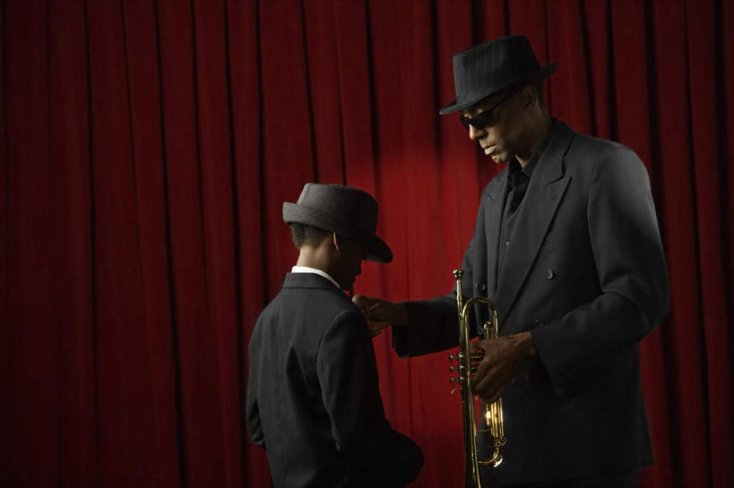 西方人,两个人,音乐家,站,横图,室内,白天,侧面,衬衫,西装,纯洁,帽子,欧洲,非洲,黑人,欧洲人,两顶,阴影,套装,正装,反射,影子,乐器,铜管乐器,小号,注视,职业装,礼帽,相视,红色,黑色,观察,看,站着,面对面,可爱,童年,童趣,搭,帷幕,观看,对视,察看,互视,搭着,关注,帷幔,铜管,相对,幕布,幕帘,童真,烂漫,无邪,相看,帷幔布,天真,男孩,男人,男性,中年男性,非洲人,乐师,演奏家,音乐工作者,站立,半身,彩图,衬衣