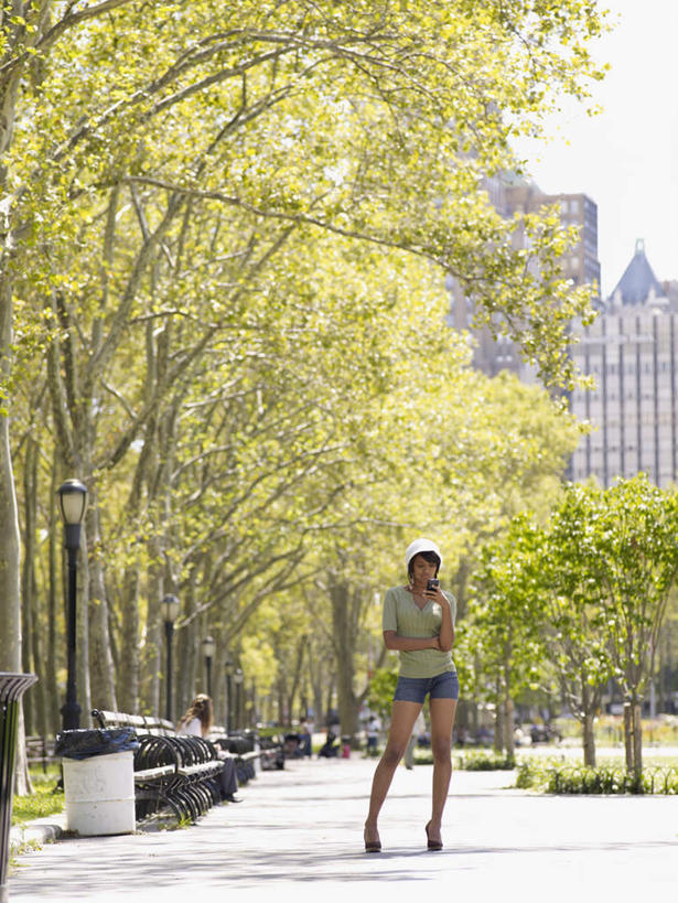 西方人,一个人,高楼大厦,站,打电话,竖图,室外,白天,正面,树林,植物,大厦,建筑,摩天大楼,电话,手机,椅子,欧洲,欧洲人,仅一个年轻女性,仅一个女性,仅一个人,敲打,握,服装,环保,木椅,垃圾桶,拿,拿着,注视,休闲装,输入,通讯设备,树,树木,衣服,绿色,自然,容器,打字,低头,观察,看,站着,休闲,休闲服,握着,服饰,生长,能源,成长,观看,储藏,垃圾箱,点击,敲击,回收,资源,察看,储存,关注,利用,低碳,循环,持续,交流,按键,年轻女性,女人,女性,白种人,沟通,通话,站立,彩图,全身,大楼,高层建筑,高楼,摩天楼,贮存