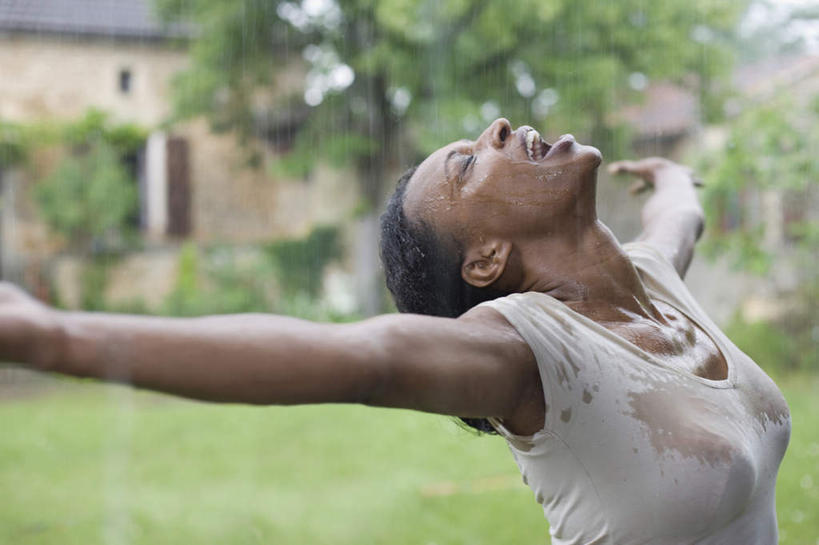 西方人,一个人,家,站,闭眼,伸展双臂,横图,室外,白天,侧面,草地,草坪,植物,暴风雨,暴雨,大暴雨,欧洲,非洲,黑人,欧洲人,仅一个女性,仅一个人,服装,朦胧,模糊,房屋,屋子,公寓,休闲装,洋房,楼房,住宅,草,树,树木,衣服,绿色,自然,站着,张嘴,仅一个中年女性,休闲,休闲服,服饰,生长,成长,张大嘴巴,女人,女性,中年女性,非洲人,张开嘴,闭眼睛,闭着眼,闭着眼睛,敞开双臂,伸开双臂,展开双肩,站立,张开手臂,张开双臂,半身,彩图,房子