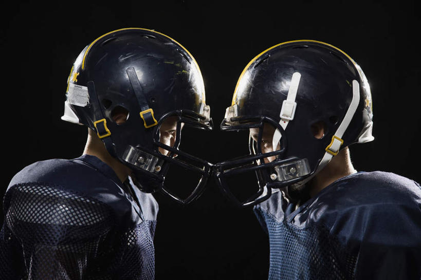 西方人,儿童,两个人,伙伴,朋友,运动员,站,横图,室内,白天,侧面,运动服,友谊,纯洁,帽子,欧洲,欧洲人,黑色背景,服装,头盔,注视,相视,小孩,衣服,安全帽,观察,看,站着,面对面,可爱,童年,童趣,摄影,服饰,影棚,观看,对视,察看,互视,衣着,穿着,关注,相对,橄榄球运动员,童真,烂漫,无邪,相看,衣饰,天真,友情,男孩,男人,男性,白种人,体育运动员,运动选手,站立,半身,彩图,影棚拍摄,拍摄,男生,运动装