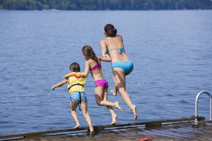 游泳,东方人,西方人,儿童,中年人,三个人,家庭,母亲,女儿,码头,跳,攀登,横图,室外,白天,泳装,比基尼,锻炼,旅游,度假,纯洁,运动,湖,湖泊,水,港口,金属制品,欧洲,欧洲人,亚洲,阴影,光线,金属,救生衣,木板,梯子,影子,阶梯,湖面,水流,水面,桥,木桥,半空,黄种人,娱乐,栈桥,小孩,背面,阳光,湖水,享受,休闲,温暖,温馨,母女,一家人,爬,放松,可爱,母爱,童年,童趣,上升,人行桥,木板桥,和睦,室外运动,户外运动,童真,烂漫,无邪,登高,泅水,浮水衣,拍浮,天真,女孩,女人,女性,中年女性,白种人,亚洲人,孩子,攀爬,跳跃,彩图,全身,三点式,泳衣,健身,摆渡口,埠头,渡口,渡头,港湾,海港,货运码头,口岸,商港,融洽,女生