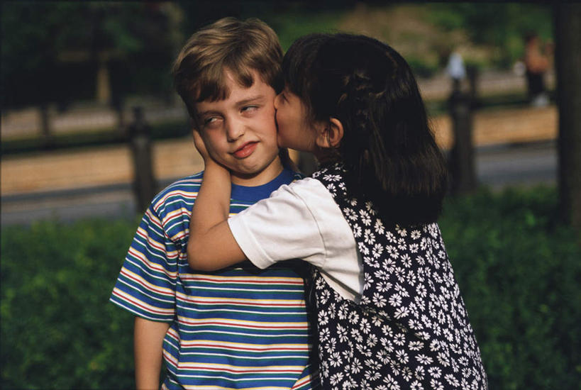 西方人,儿童,两个人,伙伴,朋友,站,吻,横图,室外,白天,正面,友谊,纯洁,草地,草坪,植物,欧洲,欧洲人,阴影,服装,朦胧,模糊,光线,影子,注视,休闲装,草,树,树木,小孩,衣服,绿色,阳光,自然,观察,看,站着,休闲,鬼脸,休闲服,可爱,童年,童趣,服饰,生长,成长,观看,嫌弃,察看,关注,童真,烂漫,无邪,天真,友情,男孩,男人,男性,女孩,女人,女性,白种人,亲,亲吻,站立,半身,彩图,男生,女生