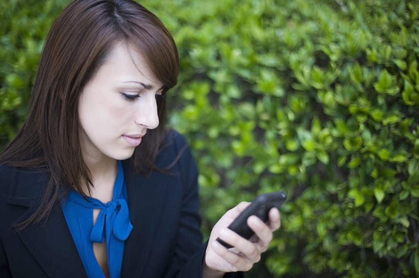 西方人,一个人,商务人士,商务女性,站,打电话,横图,室外,白天,正面,植物,电话,手机,欧洲,欧洲人,仅一个年轻女性,仅一个女性,仅一个人,握,套装,环保,朦胧,模糊,防护,拿,拿着,注视,通讯设备,树,树木,绿色,自然,低头,观察,看,站着,握着,生长,成长,观看,察看,关注,美好,美妙,间隔,商务装,工薪阶层,一部,美观,雅观,垂头,绿篱,生篱,树篱,植篱,交流,年轻女性,女人,女性,白种人,白领,上班族,沟通,通话,站立,半身,彩图