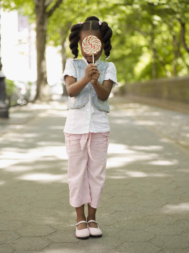 西方人,儿童,一个人,站,竖图,室外,白天,正面,纯洁,树林,植物,道路,路,欧洲,非洲,黑人,欧洲人,仅一个女性,仅一个人,握,阴影,服装,朦胧,模糊,光线,棒棒糖,影子,小路,食品,糖,糖果,甜点,甜品,交通,拿,拿着,休闲装,树,树木,食物,一个,小孩,衣服,绿色,阳光,自然,甜食,站着,仅一个小孩,休闲,休闲服,可爱,童年,童趣,握着,遮,遮掩,服饰,生长,单个,成长,掩盖,遮挡,童真,烂漫,无邪,波板糖,遮盖,掩饰,天真,女孩,女人,女性,非洲人,孩子,站立,彩图,全身,女生