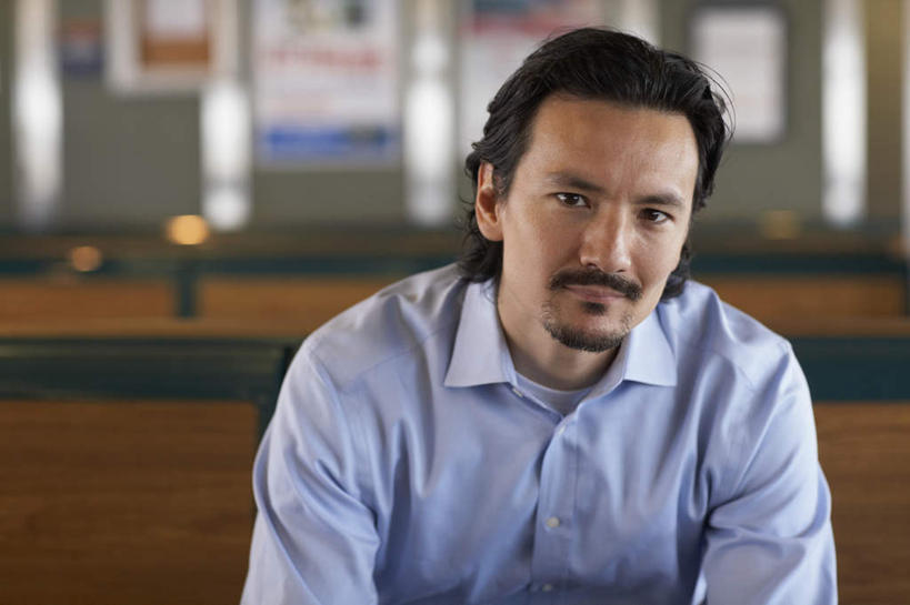 东方人,一个人,坐,横图,室内,白天,正面,衬衫,船,椅子,亚洲,仅一个男性,仅一个人,仅一个中年男性,服装,木椅,注视,黄种人,游轮,游船,衣服,蓝色,交通工具,观察,看,服饰,观看,察看,衣着,穿着,关注,载具,旅游船,衣饰,男人,男性,中年男性,亚洲人,坐着,半身,彩图,衬衣