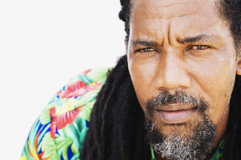 西方人,脸,头,脸颊,胡须,头发,一个人,横图,室内,特写,白天,白色背景,正面,民族服装,衬衫,欧洲,非洲,黑人,欧洲人,仅一个男性,仅一个人,仅一个中年男性,注视,黑色,观察,看,摄影,影棚,观看,察看,关注,男人,男性,中年男性,非洲人,头部,长发,胡子,卷发,络腮胡,脸部,脸蛋,面部,半身,彩图,影棚拍摄,衬衣,传统服装,民俗服,拍摄,夏威夷衬衫