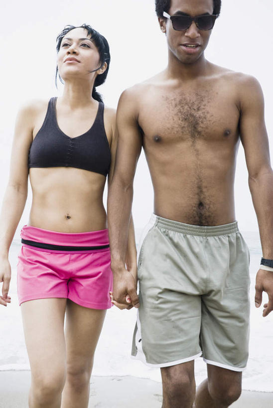 西方人,两个人,走,握手,竖图,室外,白天,正面,爱情,欧洲,欧洲人,短裤,服装,裤子,背心,墨镜,眼镜,浪漫,注视,裸露,衣服,太阳镜,太阳眼镜,观察,看,温暖,温馨,遮阳镜,恩爱,沙滩裤,恋人,服饰,观看,和睦,察看,衣着,穿着,关注,裸,衣饰,露脐装,男人,男性,年轻男性,年轻女性,女人,女性,白种人,情侣,步行,搀手,拉手,散步,手搀手,手拉手,手牵手,手握手,走路,半身,彩图,伴侣,融洽