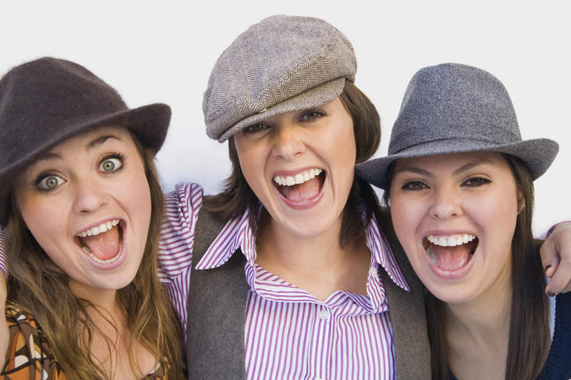 西方人,三个人,伙伴,朋友,站,笑,大笑,横图,室内,白天,白色背景,正面,兴奋,友谊,帽子,欧洲,欧洲人,阴影,服装,反射,影子,注视,休闲装,礼帽,衣服,观察,看,站着,张嘴,休闲,休闲服,搭,摄影,服饰,影棚,观看,察看,搭着,关注,张大嘴巴,哈哈大笑,三顶,友情,年轻女性,女人,女性,白种人,张开嘴,站立,半身,彩图,影棚拍摄,高兴,狂笑,拍摄