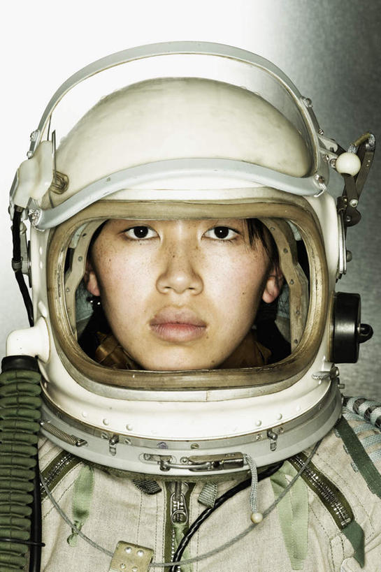 东方人,脸,头,脸颊,一个人,无人,宇航员,走,竖图,室内,白天,正面,探险,神秘,数码,宇宙,科技,帽子,亚洲,仅一个年轻女性,仅一个女性,仅一个人,阴影,宇航服,飞船,光线,科学,太空,太空船,网络,星球,头盔,光,星云,高光,几何,计算机图形,合成,注视,黄种人,肩膀,行走,自然,安全帽,观察,看,行星,探索,太阳系,星系,观看,发现,电脑合成图,数码合成图,火星,天体,察看,太空服,合成图,关注,宇宙飞船,星体,天文学,外太空,写实,具体,具象,八大行星,荧惑星,年轻女性,女人,女性,亚洲人,头部,脸部,脸蛋,面部,步行,走路,半身,彩图