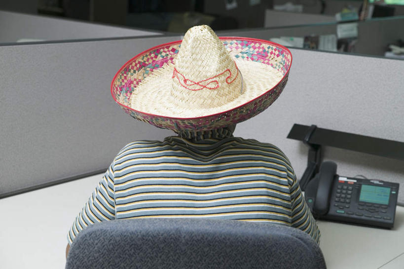 西方人,一个人,商务人士,商务男性,办公室,坐,打电话,横图,室内,白天,衬衫,家具,桌子,电话,帽子,椅子,欧洲,欧洲人,仅一个男性,仅一个人,戴,套装,服装,草帽,办公桌,分开,休闲装,通讯设备,仅一个年轻男性,背面,衣服,话筒,会议椅,休闲,休闲服,隔断,电话线,服饰,隔离,办公椅,戴着,固定电话,间隔,商务装,工薪阶层,办公家具,商务椅,培训椅,断绝,隔开,屏蔽,屏绝,远离,中断,阻遏,阻隔,交流,男人,男性,年轻男性,白种人,白领,上班族,电话机,沟通,通话,坐着,半身,彩图,衬衣