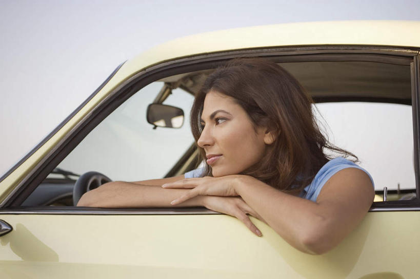 西方人,一个人,笑,微笑,横图,室外,白天,正面,安全,镜子,汽车,欧洲,欧洲人,仅一个年轻女性,仅一个女性,仅一个人,一辆,阴影,服装,反射,光线,影子,注视,休闲装,车,衣服,蓝色,蓝天,天空,阳光,交通工具,轿车,天,观察,看,趴着,休闲,休闲服,服饰,后视镜,晴朗,观看,镜像,察看,生命,镜面,关注,载具,万里无云,光学,侧视镜,年轻女性,女人,女性,白种人,晴空,晴空万里,趴,半身,彩图